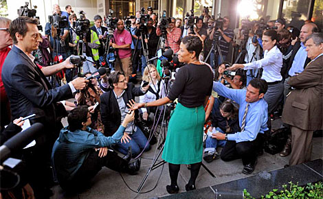 Shawn Chapman Holley, la abogada de Lindsay Lohan, habla con los periodistas tras la audiencia. | AFP