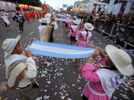 Nios disfrazados de gauchos argentinos en el desfile del Bicentenario en Buenos Aires. | Efe
