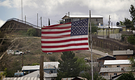Una bandera estadounidense ondea en la frontera del pas con la ciudad mexicana de Nogales. | Ap