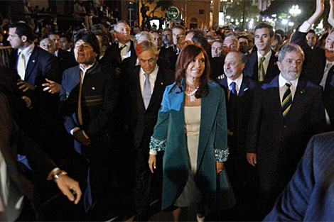 Cristina Kirchner flanqueada por Evo Morales, Sebastin Piera y Lula da Silva. | Efe