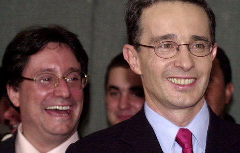 Francisco Santos y lvaro Uribe en el momento que fueron elegidos a la presidencia de Colombia, en 2002. | ELMUNDO.es