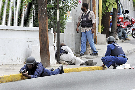 Varios policas patrullan en Kingston, Jamaica. | AP