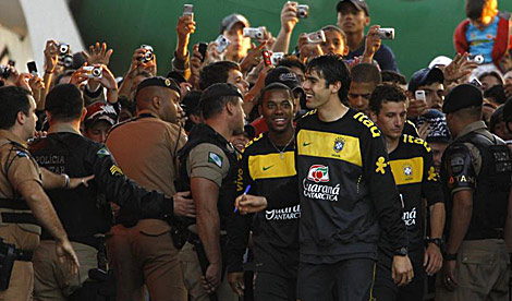 Robinho y Kak, junto a un grupo de seguidores en Curitiba. | Reuters