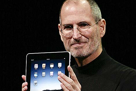 Steve Jobs, consejero delegado de Apple, muestra el nuevo iPad. | AFP