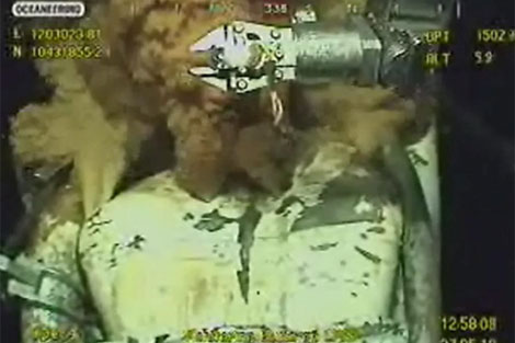 Imagen tomada por un vehculo de BP operado por control remoto que muestra el escape.
