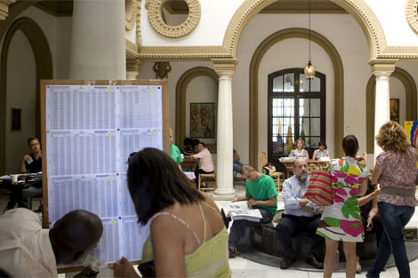 Ciudadanos colombianos votando en el Consulado de Colombia en Sevilla. | Efe