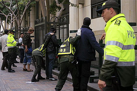Las autoridades vigilan la jornada electoral en Bogot. | Efe