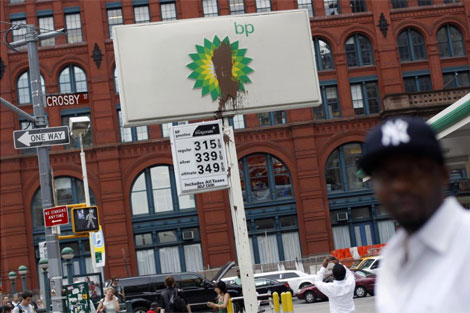 Una sustancia mancha el anuncio de BP en una calle de Nueva York. | Reuters