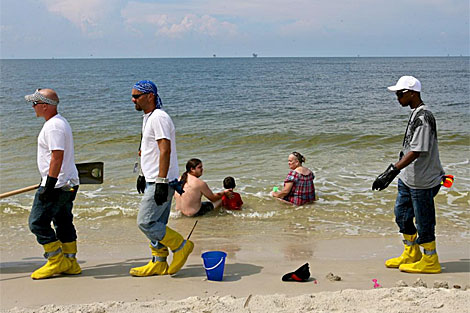 Grupos de limpieza buscan restos de petroleo en una playa de Isla Dauphin, Alabama. | Efe