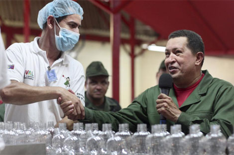 Chávez saluda a un trabajador en una fábrica nacionalizada en Carabobo. | Reuters