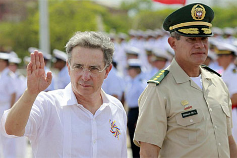 El presidente colombiano lvaro Uribe junto al jefe de las Fuerzas Militares Freddy Padilla. | Efe