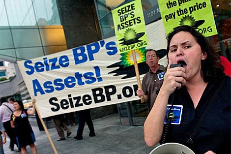 Una activista de 'Seize BP' se manifiesta en Washington. | AFP