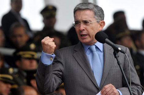 El presidente Uribe durante una ceremonia militar. | AFP
