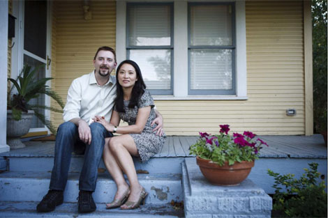 Jon Popo y Hay Nguyen son un matrimonio interracial que vive en Houston. | AP