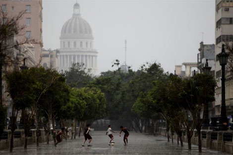 Unos nios juegan ftbol en la avenida Prado en La Habana. | AP