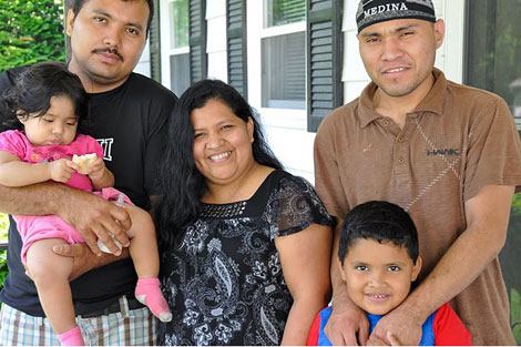 Eve Orozco con su marido, su cuñado y sus hijos. | Maria Luisa Diez