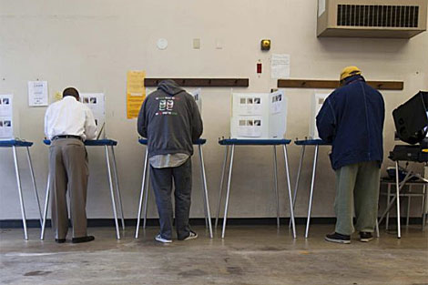 Personas votan durante la jornada de elecciones primarias en California. | Efe