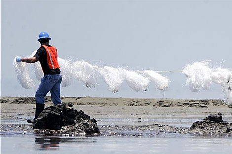 Empleados trabajan en las labores de limpieza cerca de Grand Isle, Luisiana. | Efe