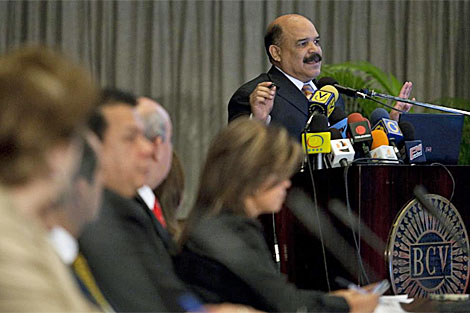 El presidente del Banco Central de Venezuela, Nelson Merentes. habla con los medios. | Reuters