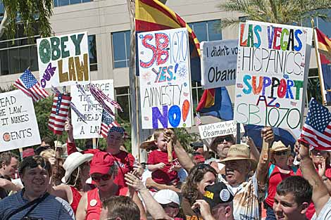 Un grupo de personas se manifiesta en Phoenix en favor de la ley de inmigracin de Arizona. | Efe