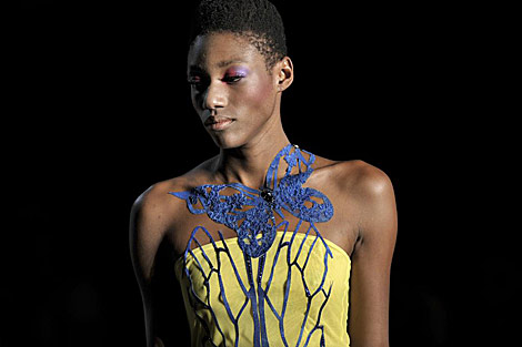 Una modelo presenta un diseo de Erika Ikezili. | AFP