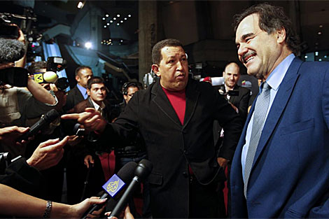 El presidente venezolano, Hugo Chvez, (i) y el cineasta Oliver Stone. | Reuters