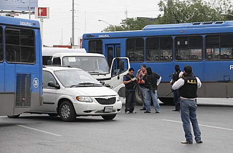 Grupos armados bloquearon las carreteras de Monterrey tras la detencin de Hctor Luna. | Reuters