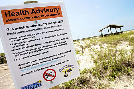 Un cartel avisa de los riesgos para la salud por la llegada del vertido a las playas de Florida. | Efe