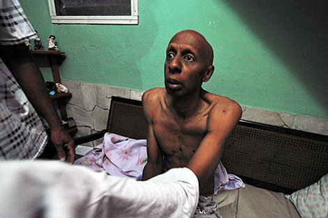 El disidente cubano Guillermo Fariña, durante su huelga de hambre. | Afp