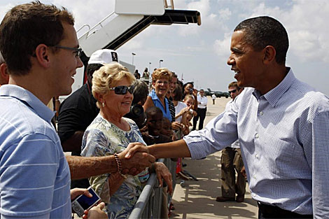 Obama saluda al llegar a Gulfport, Misisipi, para visitar la zona afectada por el vertido. | Reuters