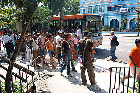 Las paradas de mnibus son los sitios preferidos de los carteristas cubanos. | Flickr