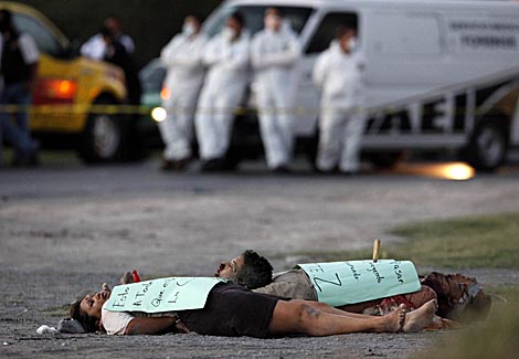 Dos de los cadveres hallados a las afueras de Monterrey con la cabeza de cortada de otro, encima. | Reuters