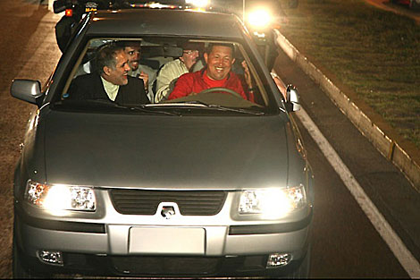 Chávez conduce un Venirauto. | Prensa Presidencial