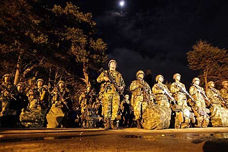 Soldados colombianos se despliegan en las afueras de Bogot. | AP