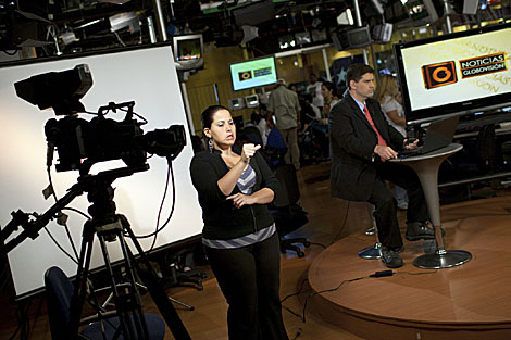Una comentarista habla en la planta de televisin de Globovisin. | Reuters