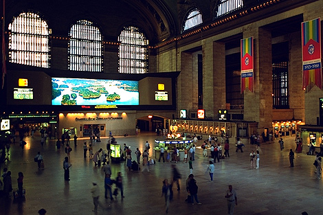 Al fondo, un Colorama en la estación de Grand Central, donde se hicieron famosos. | Ap