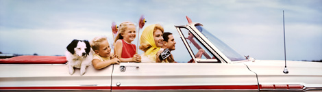 Una familia en un convertible, imagen de una época. | Ap