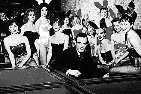 Hefner posa delante de un grupo de camareras en la inauguracin del Club Playboy de Chicago