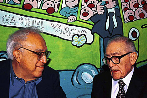 El escritor Carlos Monsivis junto al caricaturista Gabriel Vargas. | Efe