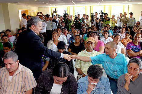 Uribe saluda en Amag (Colombia) a los familiares de las vctimas . | Efe