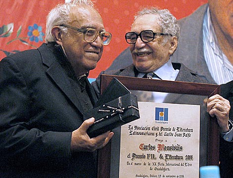 Monsivis recogi de manos de Gabriel Garca Mrquez el prestigioso Premio de Literatura de la FIL en 2006. | France Presse