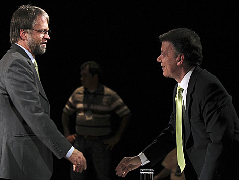 Mokus y Santos, en un debate televisivo previo a la segunda vuelta. | Reuters
