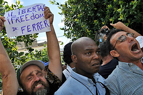 Varios disidentes cubanos se manifiestan frente al tribunal. | Efe