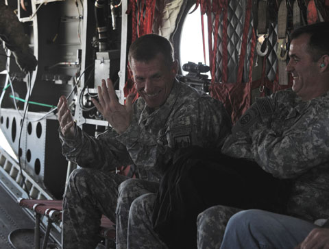 Stanley McChrystal, en un helicptero antes de reunirse con Obama. | Afp