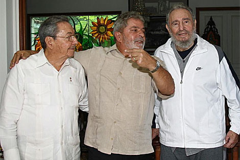 Fidel Castro, (der.) junto a su hermano Ral y Lula da Silva en febrero. | Efe