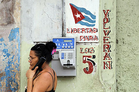 Una cubana se comunica a travs de un telfono pblico. | Reuters