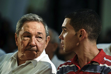 Elin, junto a Ral Castro en su homenaje. | Reuters