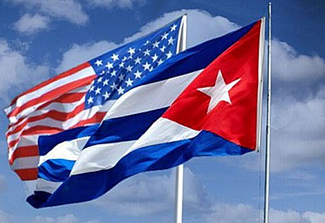 Una imagen de las banderas de EEUU y Cuba ondeando juntas. | P. Bridges