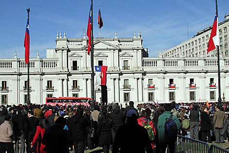 Miles de personas reciben a la seleccin en la Plaza de la Constitucin. | J. Barreno