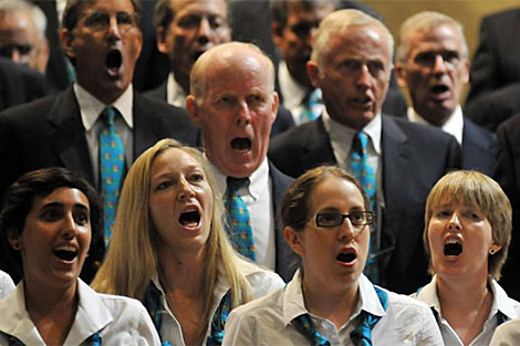El coro de la Universidad de Yale, en EEUU, canta el jueves en una Iglesia de La Habana. | Efe